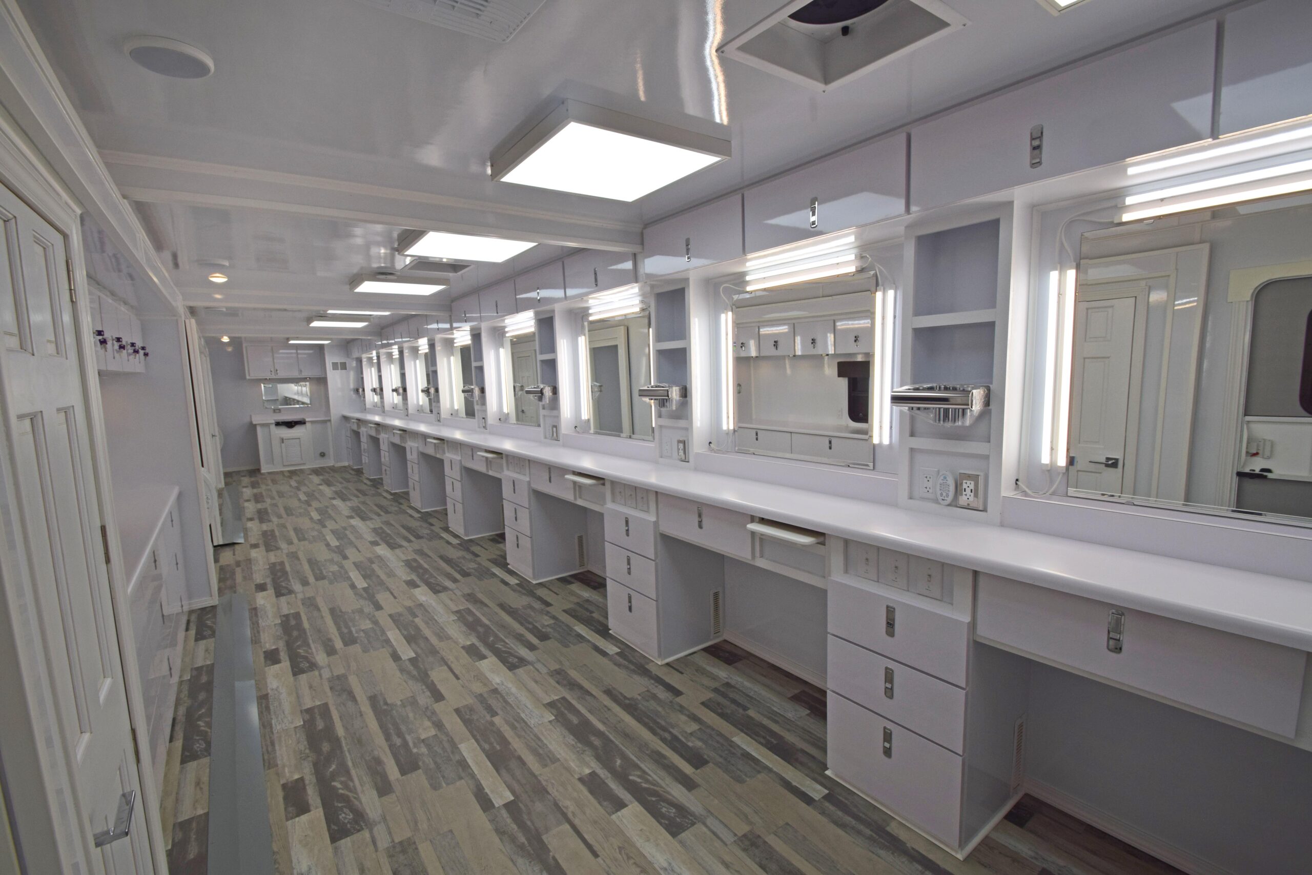 MAKEUP TRAILER STATIONS