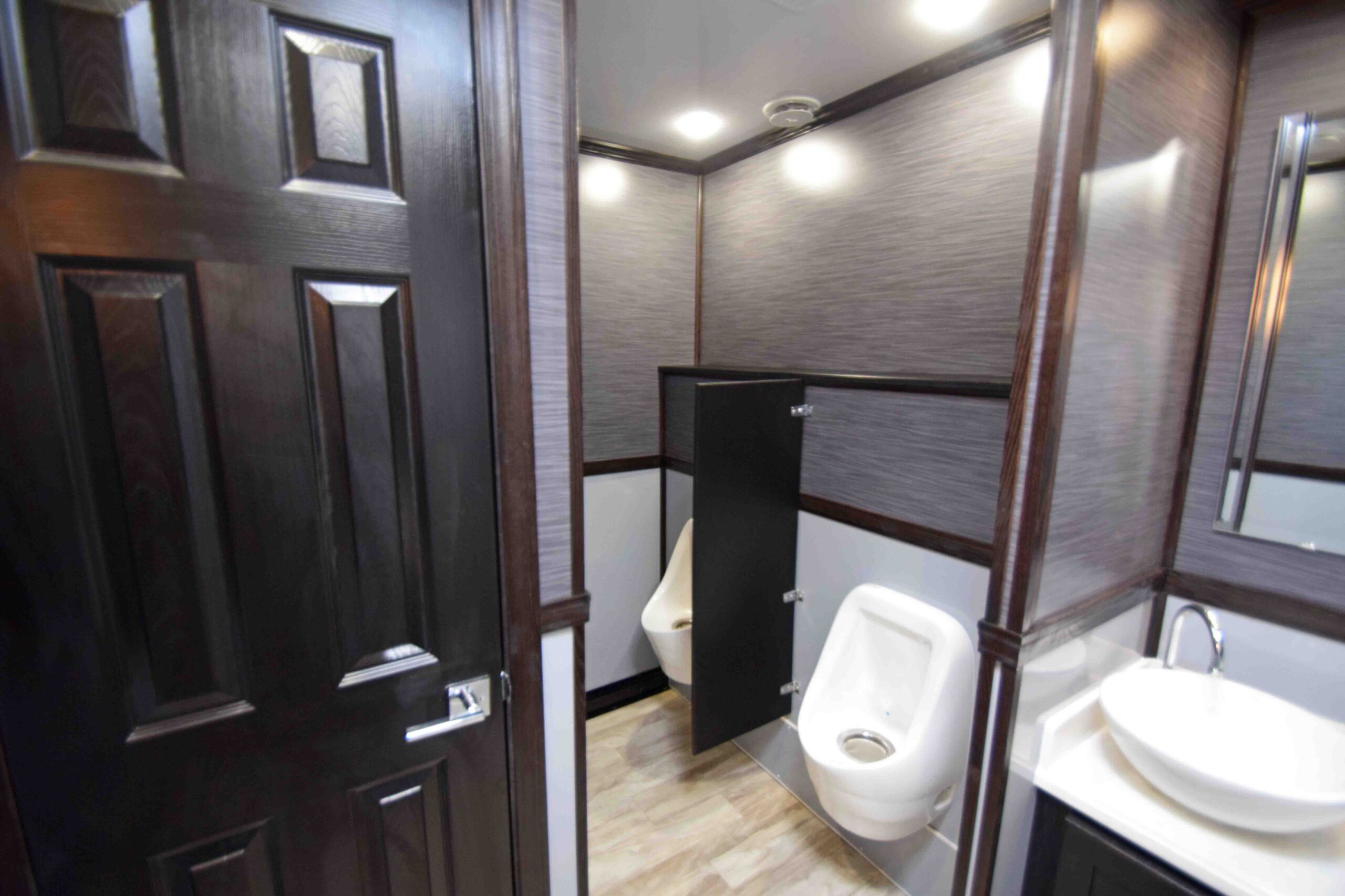 LUXURY RESTROOM TRAILER SIX STATION