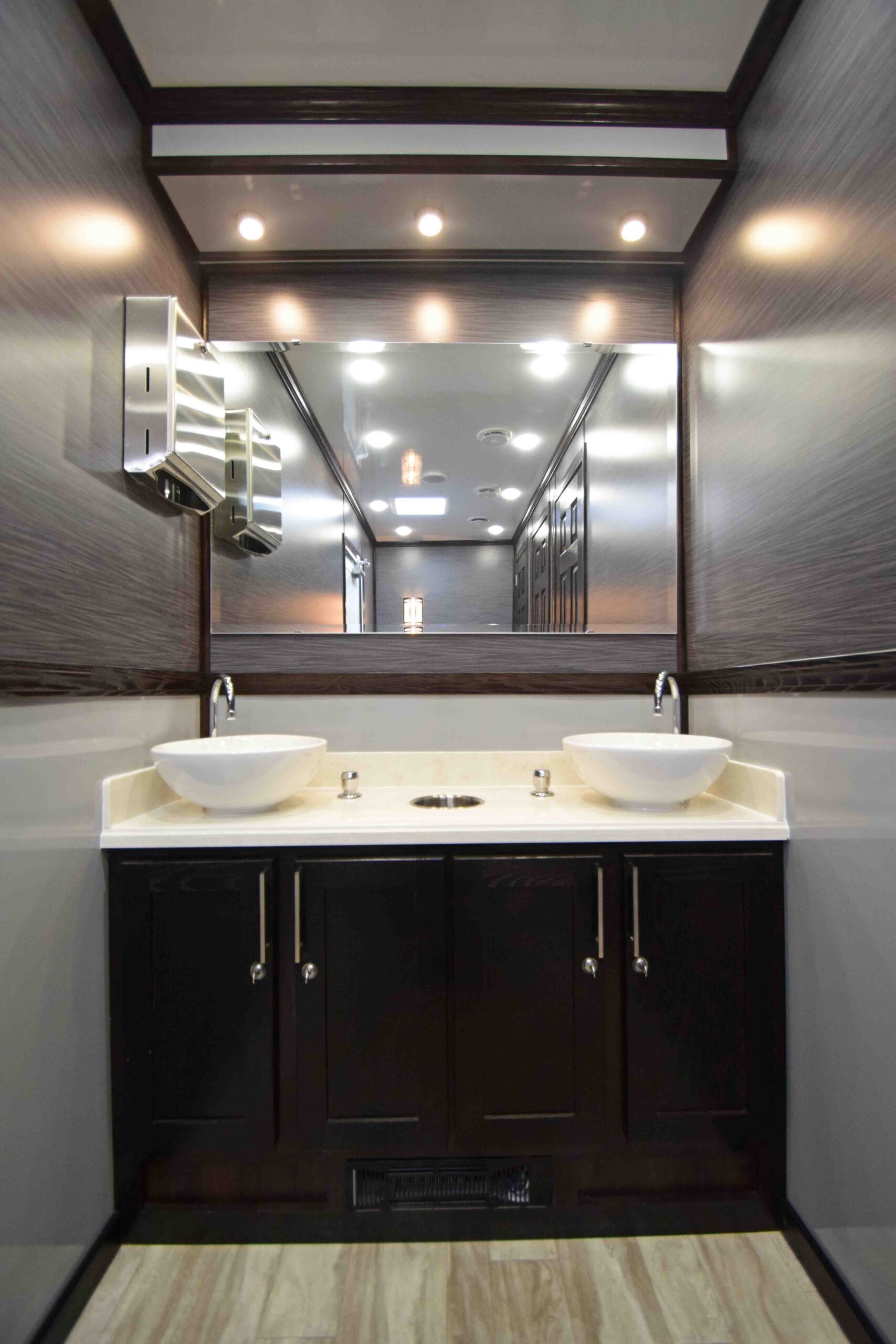 FS 85 FIVE STATION LUXURY RESTROOM TRAILER