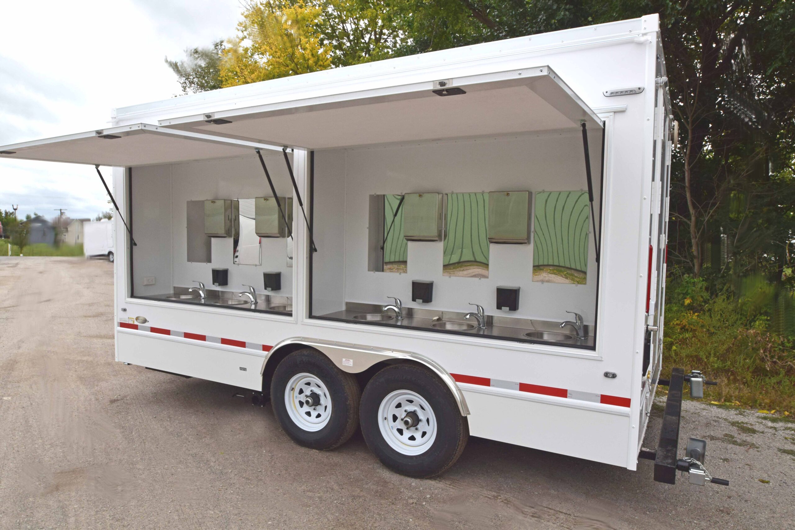 Handwashing trailer with mirrors