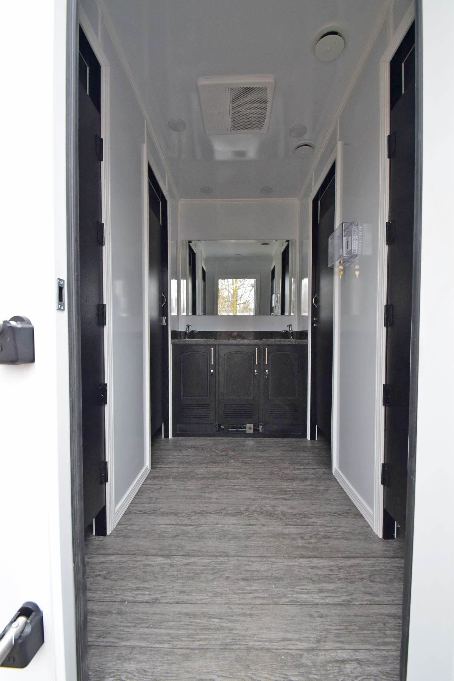 SWT 32 Room 8 station shower trailer