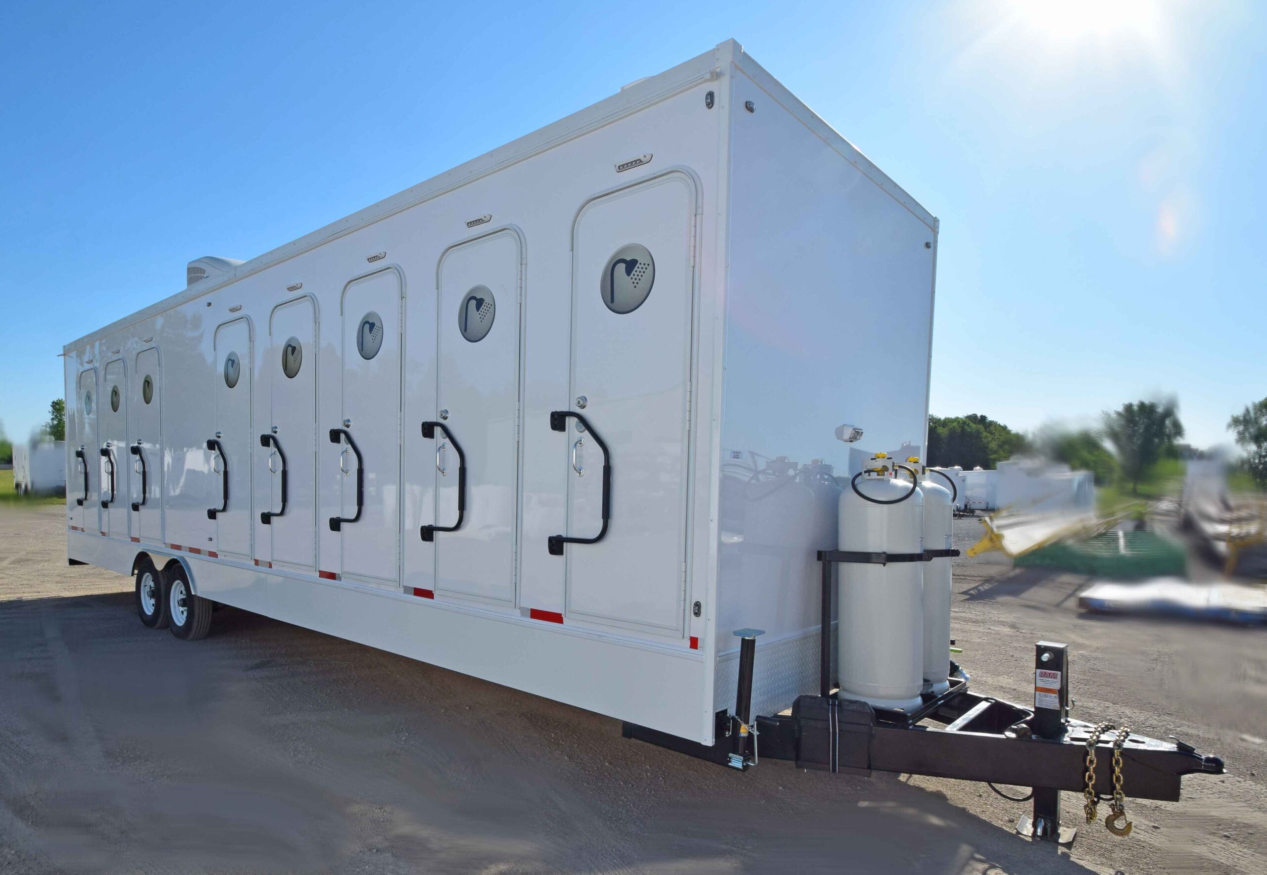 shower trailer with doorway steps