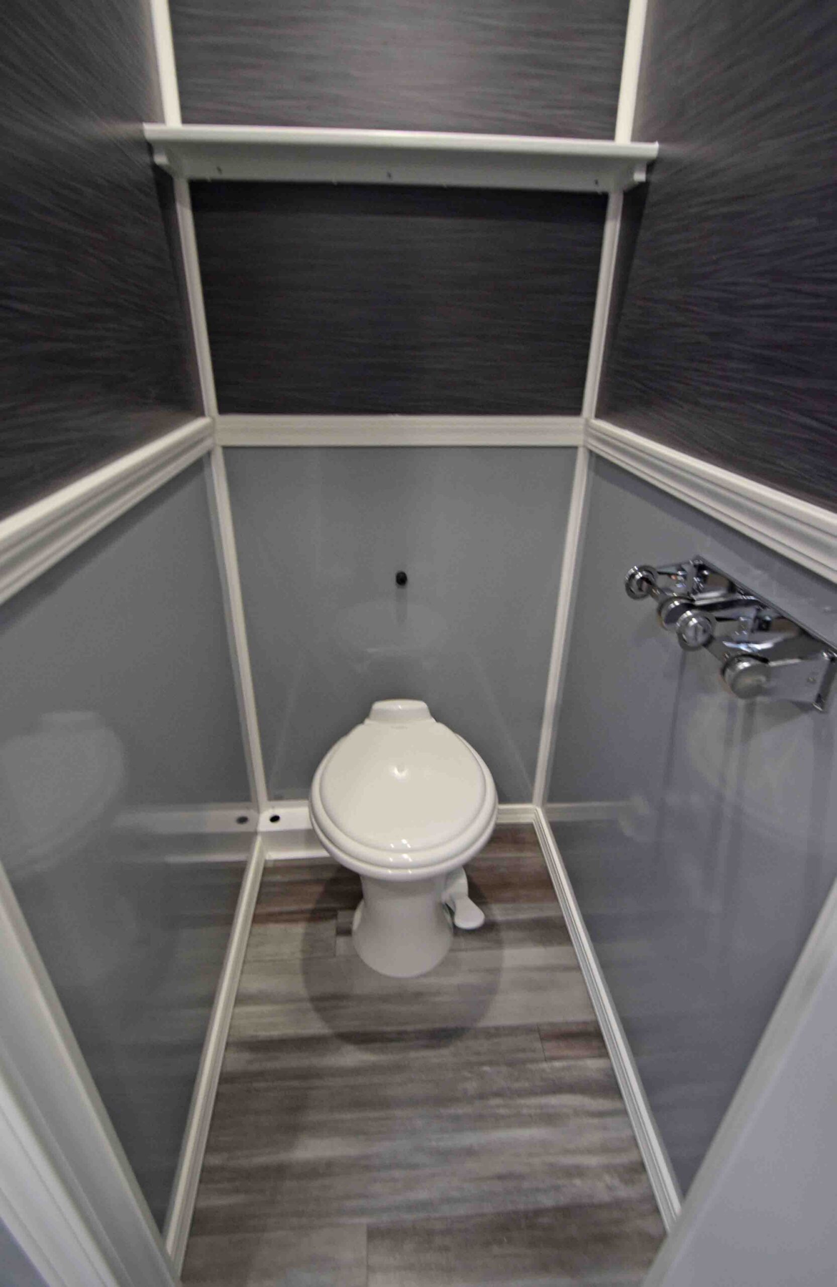 Four station public room toilet